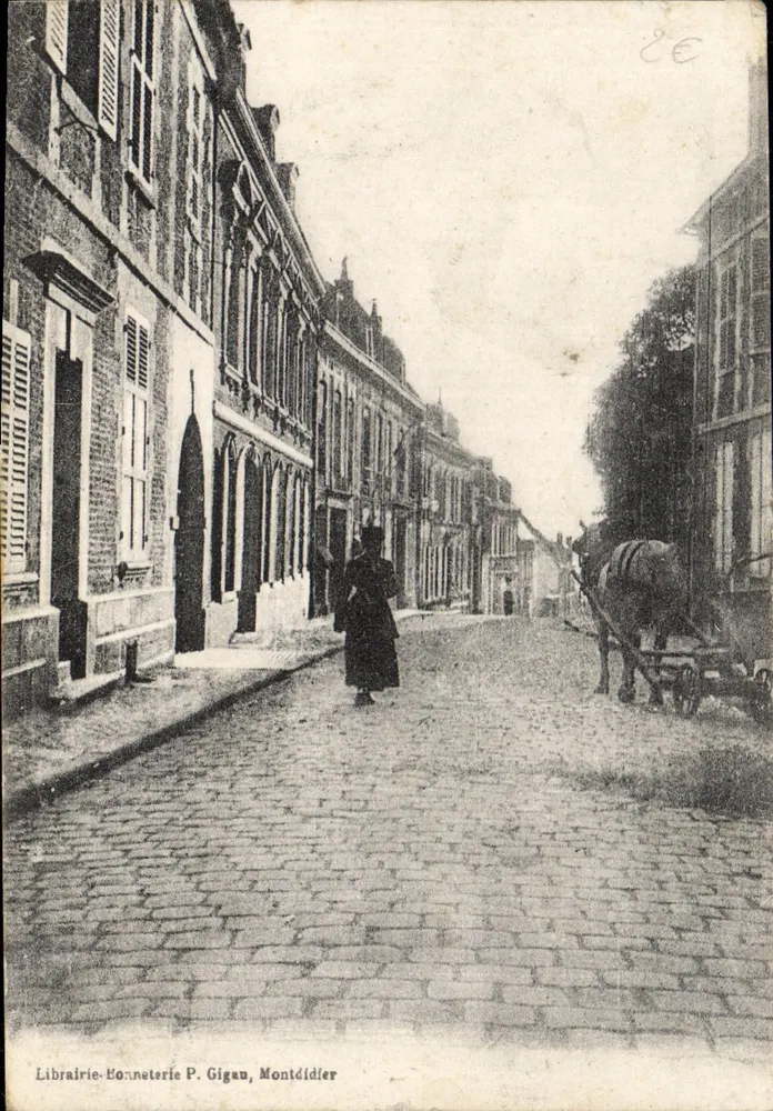 Montdidier — Rua pavimentada com livraria-bonnerie P. Gigau — editor desconhecido - Frente