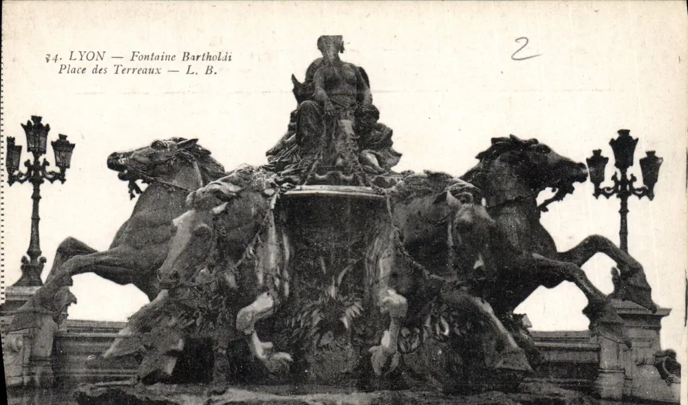 LYON — Fontaine Bartholdi — Place des Terreaux — L. B. - Vorderseite