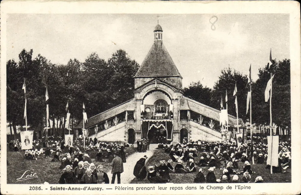 Sainte-Anne-d'Auray — Pèlerins prenant leur repas dans le Champ de l'Epine — éditeur Loïc, n° 2086 - Vorderseite