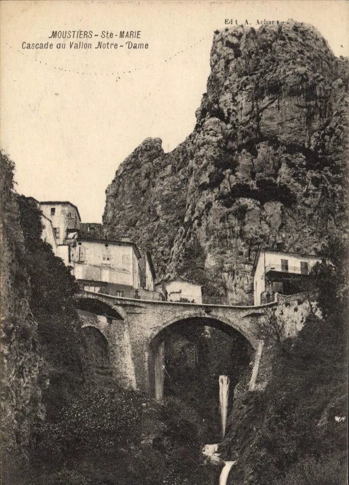 Moustiers-St-Marie — Ansicht der Vallon Notre-Dame-Wasserfälle — Verlag: A. Achart - Vorderseite