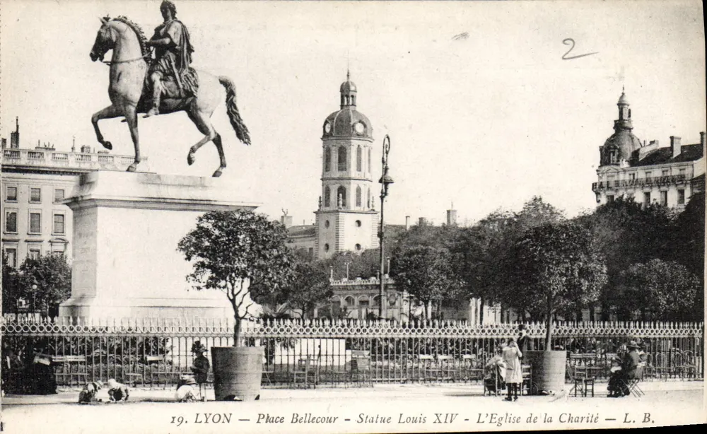 LYON — Place Bellecour — Statue Louis XIV — Die Kirche der Caritas — L. B. - Vorderseite