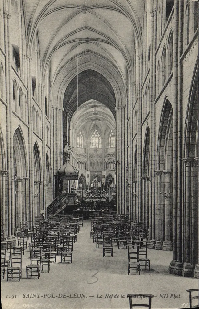 Saint-Pol-de-Léon — A Nave da Catedral — ND Phot. - Frente