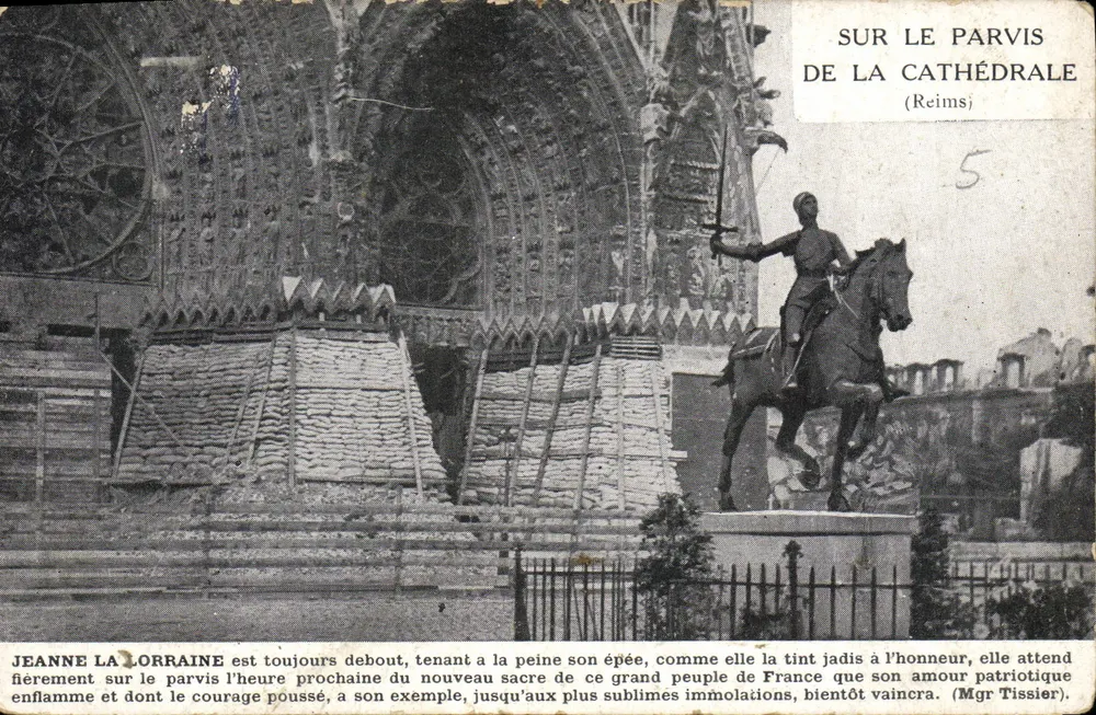 Jeanne la Lorraine no pátio da catedral — Reims — Imp. J. Dailly, Paris - Frente
