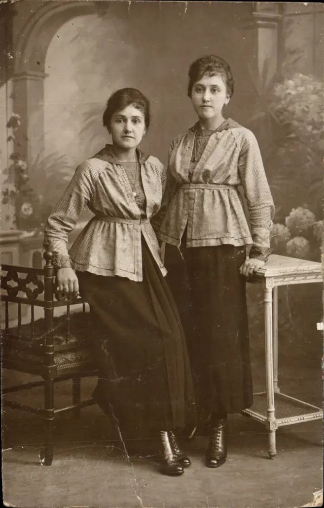 Deux jeunes femmes — studio photographique — sans éditeur visible - Frente