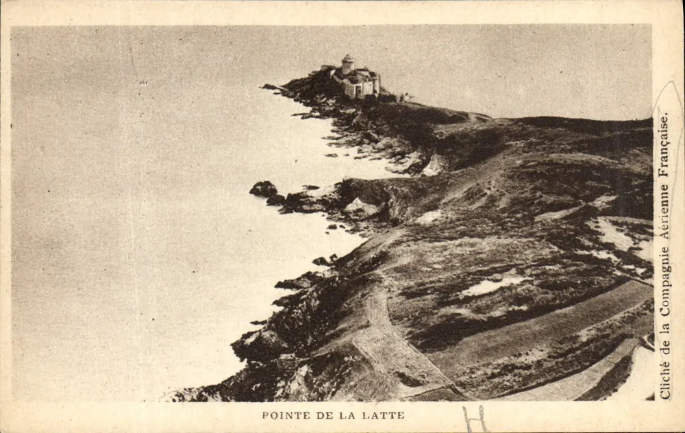 Pointe de la Latte — vista aérea — Cliché da Compagnie Aérienne Française - Frente