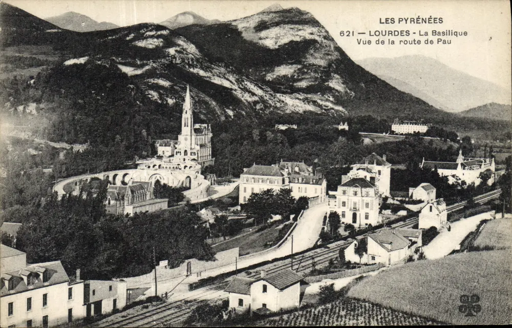 Lourdes — Die Basilika — Ansicht von der Straße nach Pau — Verlag Les Pyrénées, Nr. 621 - Vorderseite