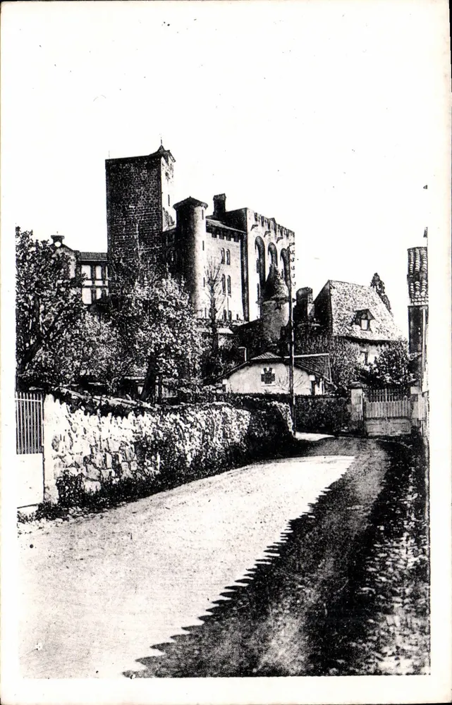 Aurillac - Castelo de Saint-Étienne (século X) — Edição de La Capsule à Aurillac - Frente