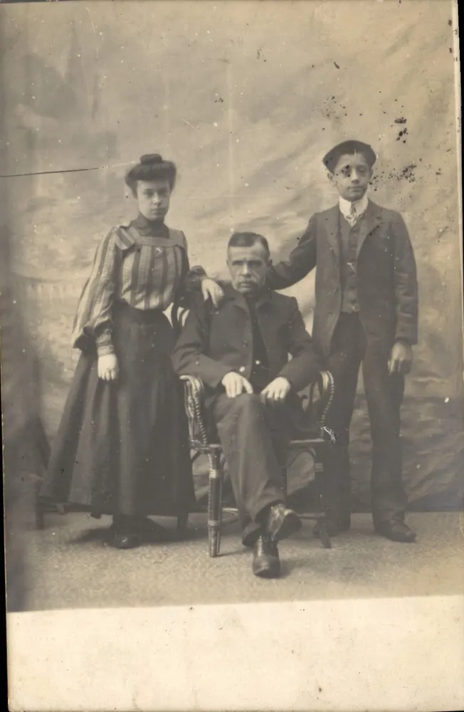 Familie — Portraitstudio — Paris, 1908 - Vorderseite