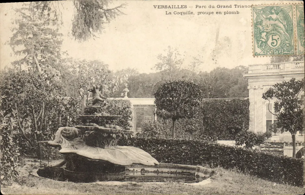 Versailles — Park des Grand Trianon — La Coquille, Bleigruppe - Vorderseite