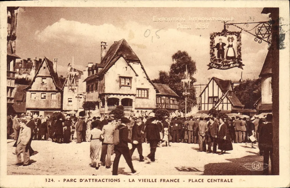 Internationale Ausstellung Paris 1937 — Parc d'Attractions, La Vieille France, Place Centrale — Verlag Chez Jean-Marie, Nr. 124 - Vorderseite