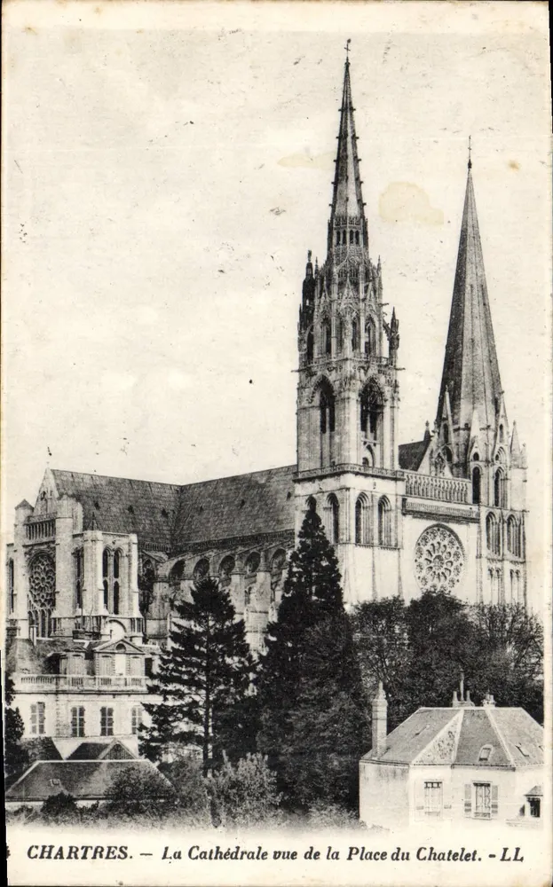 Chartres — Die Kathedrale von der Place du Chatelet aus gesehen — LL - Vorderseite