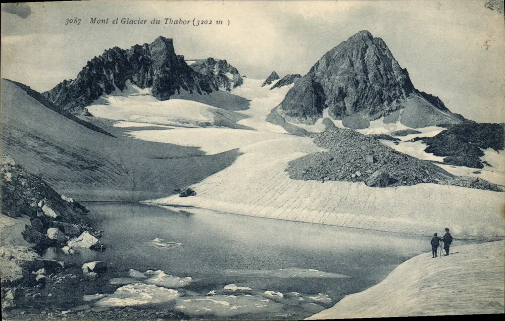 Monte e Glacier do Thabor (3202 m) — vista alpina com dois caminhantes — série 3087 - Frente