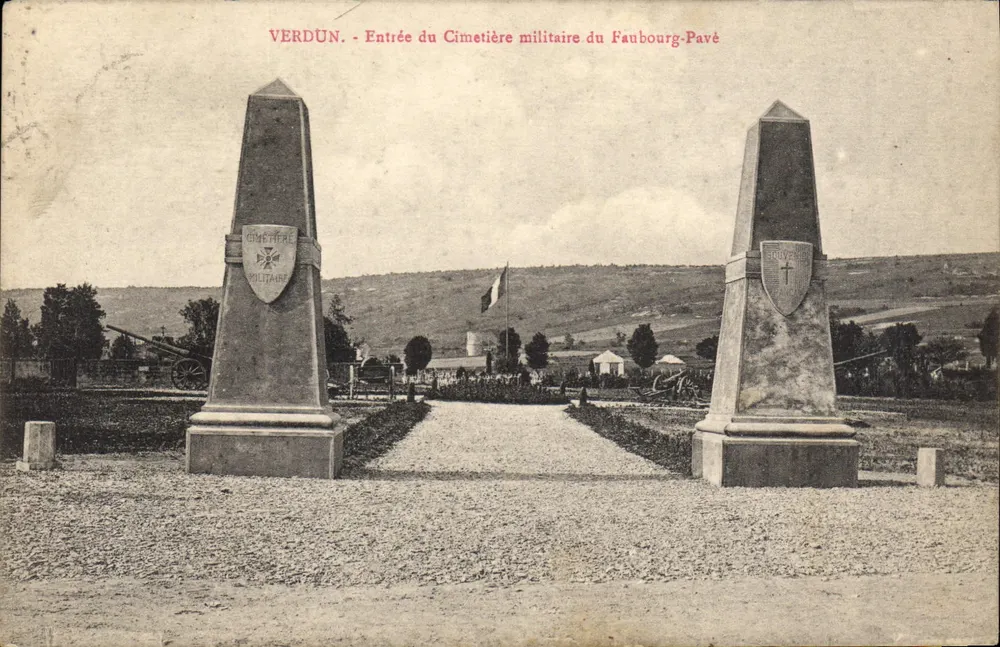 Verdun - Eingang zum Militärfriedhof Faubourg-Pavé — Antike Ansichtskarte - Vorderseite