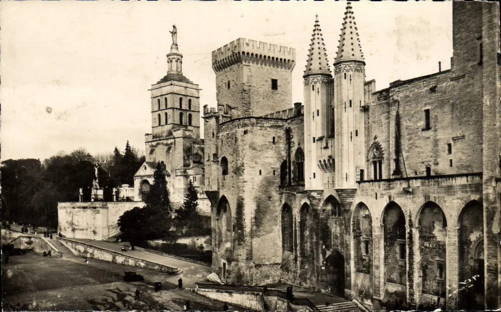 Avignon - Palast der Päpste (14. Jh.) und N-D des Doms - Vorderseite