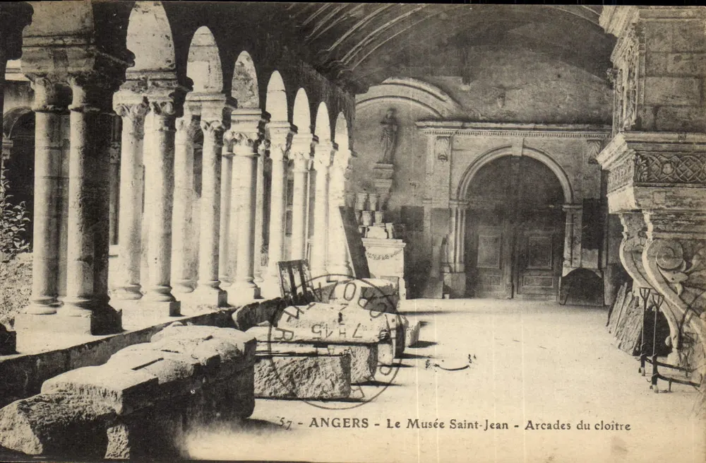 Angers - O Museu Saint-Jean - Arcadas do claustro - Frente
