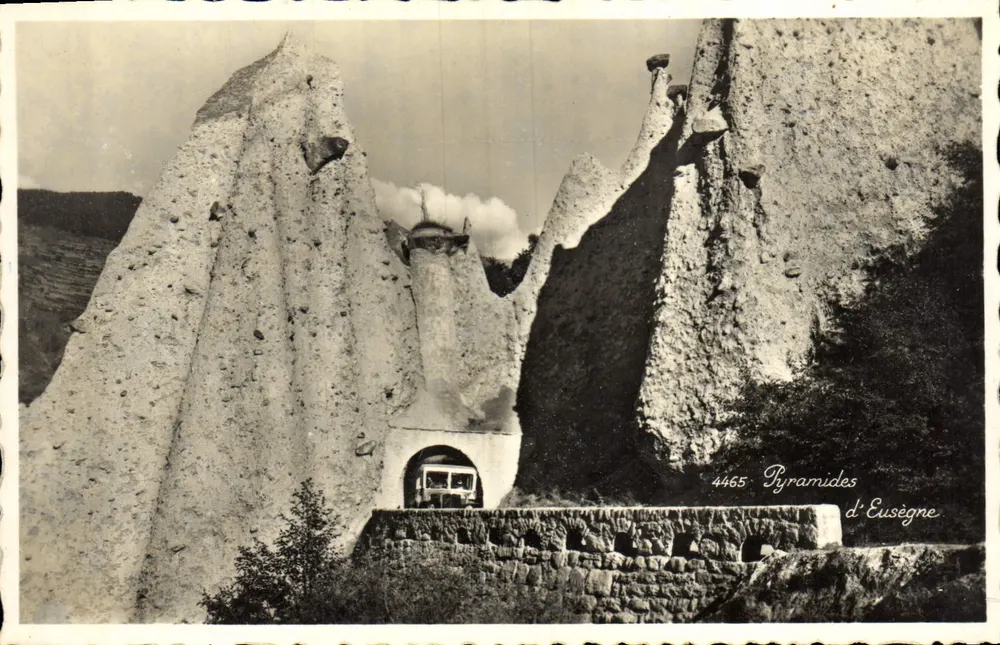 Pirâmides de Eusègne — vista com trem — edição Photo-Réal, n° 4465 - Frente