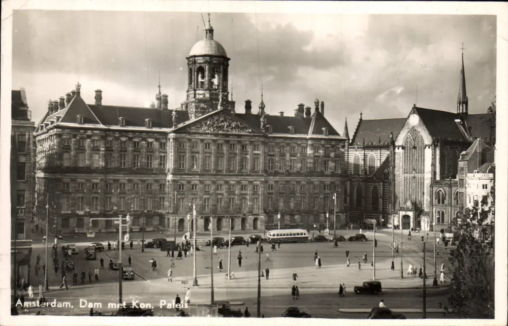 Amsterdam, Dam met Koninklijk Paleis — uitzicht op het koninklijk paleis en de kerk — uitgever niet zichtbaar - Voorkant