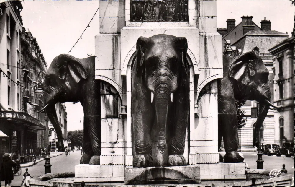 Chambéry — La Fontaine des Éléphants (détails) — par Sappey - Vorderseite