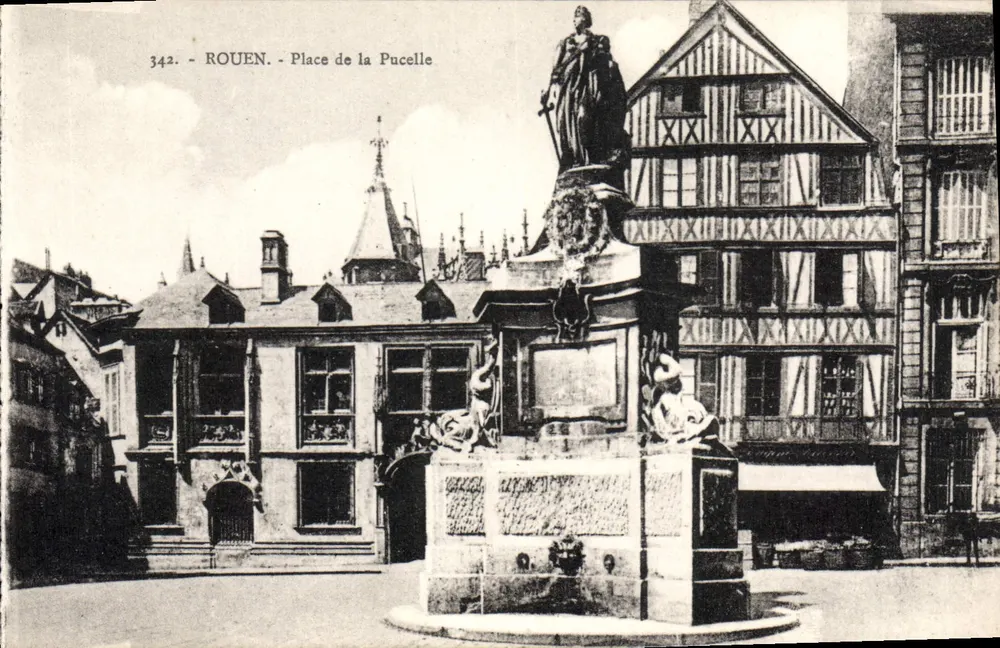 Rouen - Praça da Pucelle — estatua monumental e edifícios com colmata - Frente