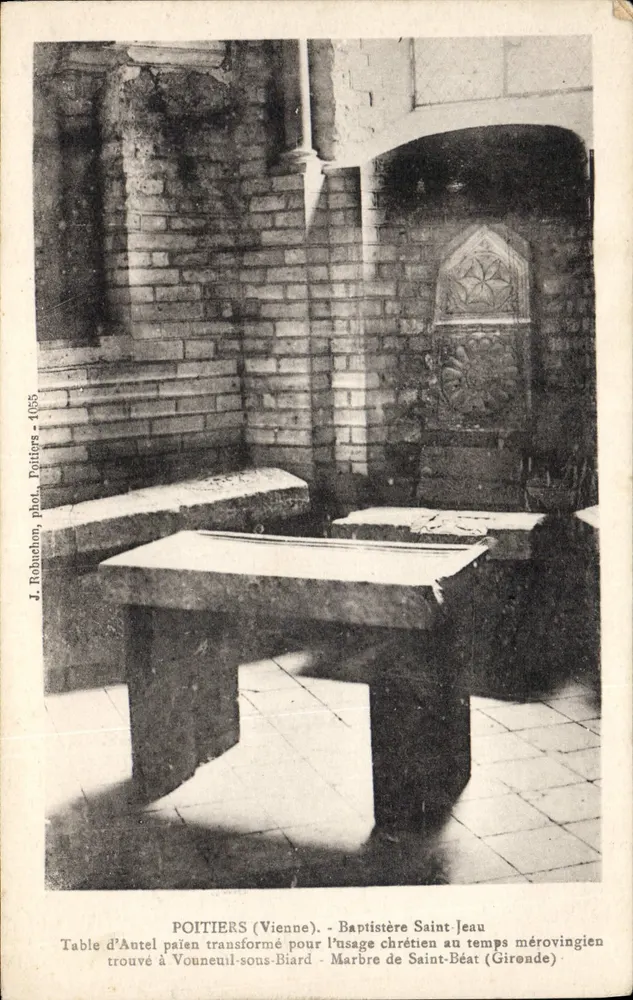 POITIERS (Vienne) - Baptisterium Saint-Jean - Päganes Altartisch umgewandelt für christliche Nutzung zur Merowingischen Zeit - Vorderseite
