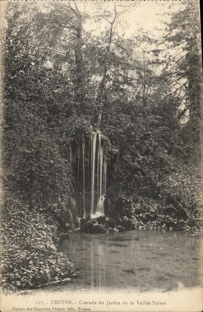 Troyes - Wasserfall im Schweizer Talgarten — Verlag Maison des Magasins Réunis, Troyes - Vorderseite