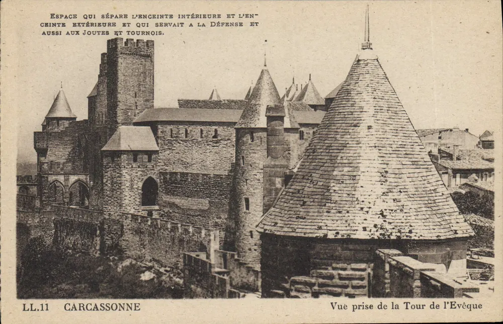 Ausblick auf die Bischofsturm in Carcassonne — Bereich zwischen den inneren und äußeren Mauern für Verteidigung und Turniere — LL.11 - Vorderseite