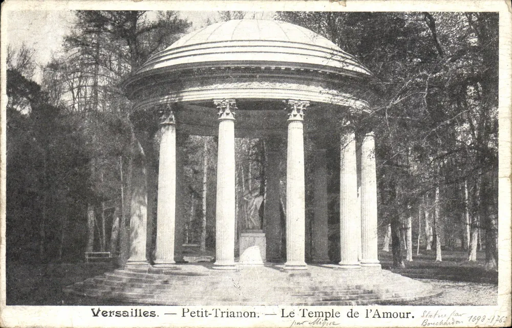Versailles — Petit-Trianon — O Templo do Amor — Estátua Bouchardon 1898-1926 - Frente