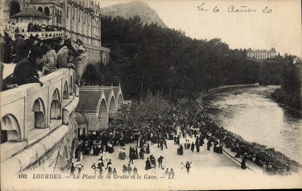 Lourdes — La Place de la Grotte et le Gave — I.I. — n° 102 - Vorderseite