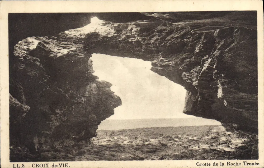 Gruta da Roche Trouée — Croix-de-Vie — LL.8 - Frente