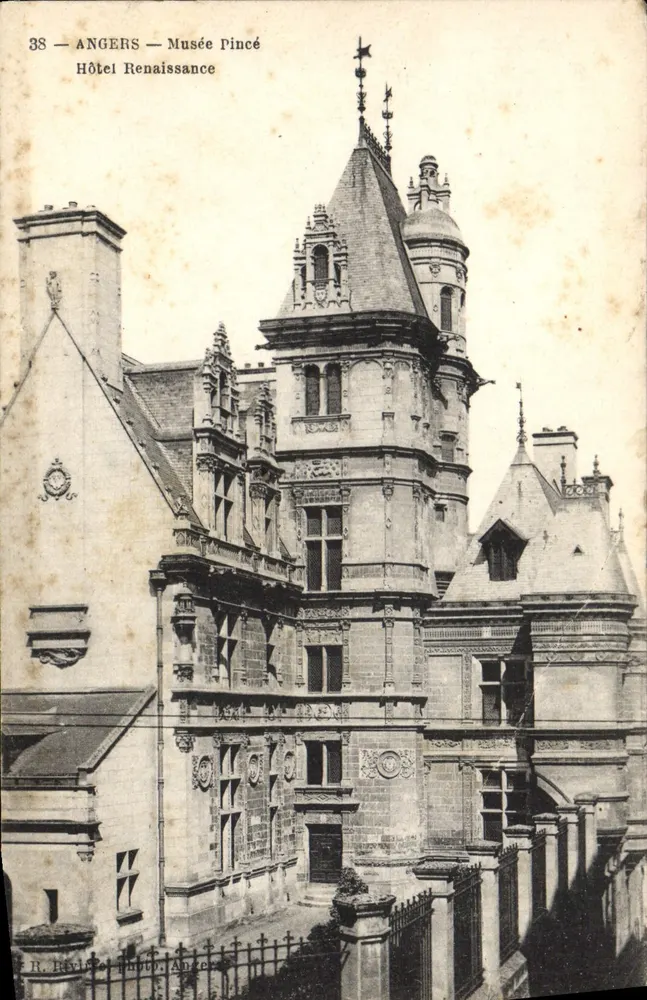 Angers — O Museu Pincé — Hotel Renaissance - Frente
