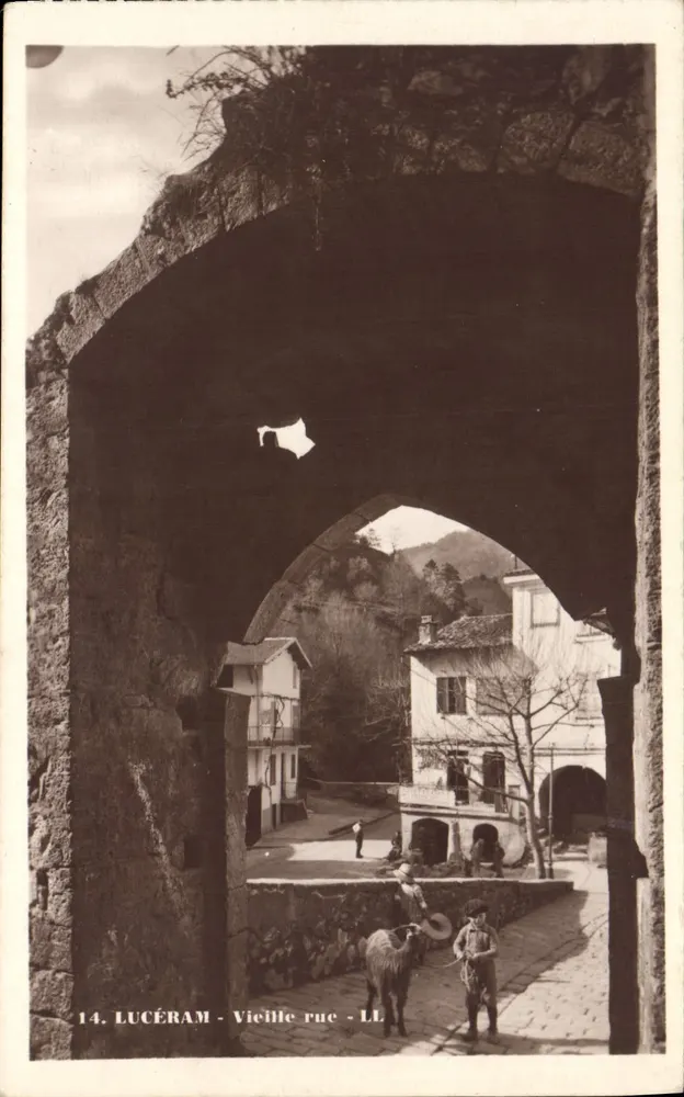 Lucéram - Vieja calle — vista bajo un portal de piedra — editor Lavy et Nourdin, n°14 - Anverso