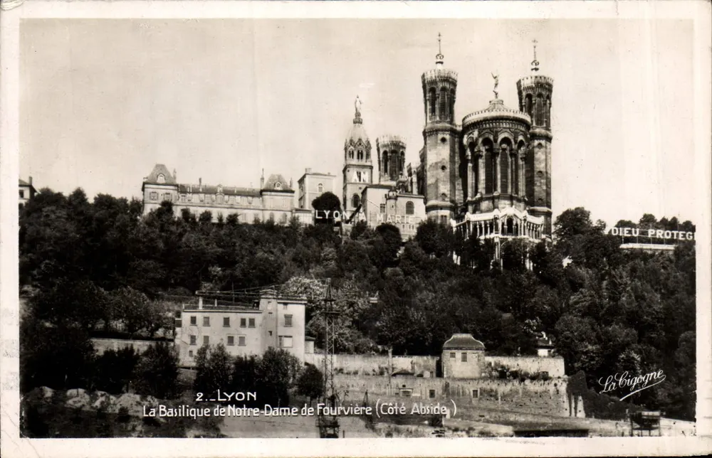 Lyon — Basilika Notre-Dame de Fourvière (Seite des Chors) — La Bigogne - Vorderseite