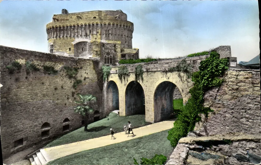 Dinan (C.-du-N.) — Schloss der Herzogin Anne und die Mauern — Echte Bromid-Foto — Éditions LALITIEN - Vorderseite