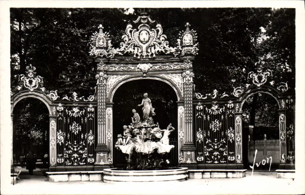 Bassin d'Amphitrite — Place Stanislas — Les Éditions d'Art, Paris - Frente