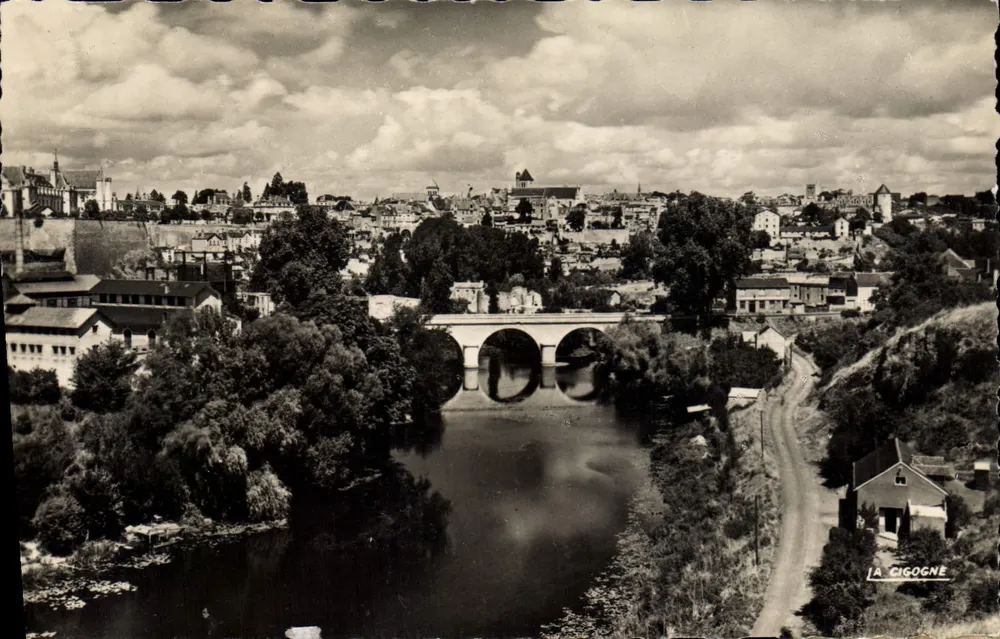 Thouars — Allgemeiner Blick und der neue Brücke — La Cigogne - Vorderseite
