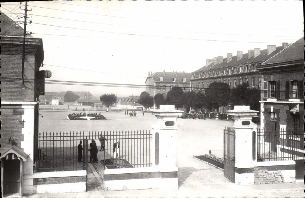 Amiens (Somme) - La Caserne Friant — Philatélie & Technique, Paris, Juni 1964 - Vorderseite