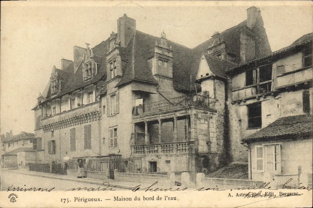 Périgueux — Casa à beira da água — A. Astruc fot. Edit. Bergerac - Frente