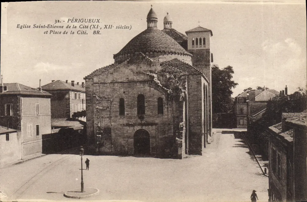 Périgueux — Igreja de São Etienne da Cidade (séculos XI e XII) e Praça da Cidade — BR. - Frente