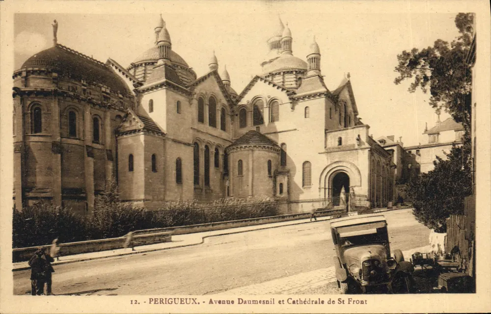 Périgueux - Avenue Daumesnil und Kathedrale von St Front - Vorderseite