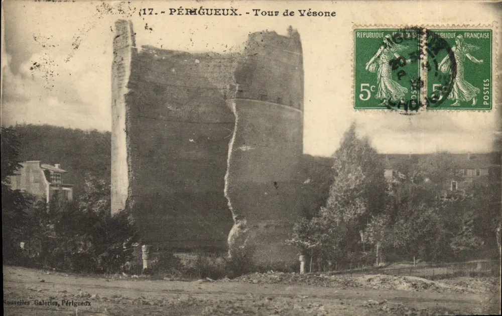 Périgueux - Torre de Vésone — Nauvuelles Galeries, Périgueux - Frente