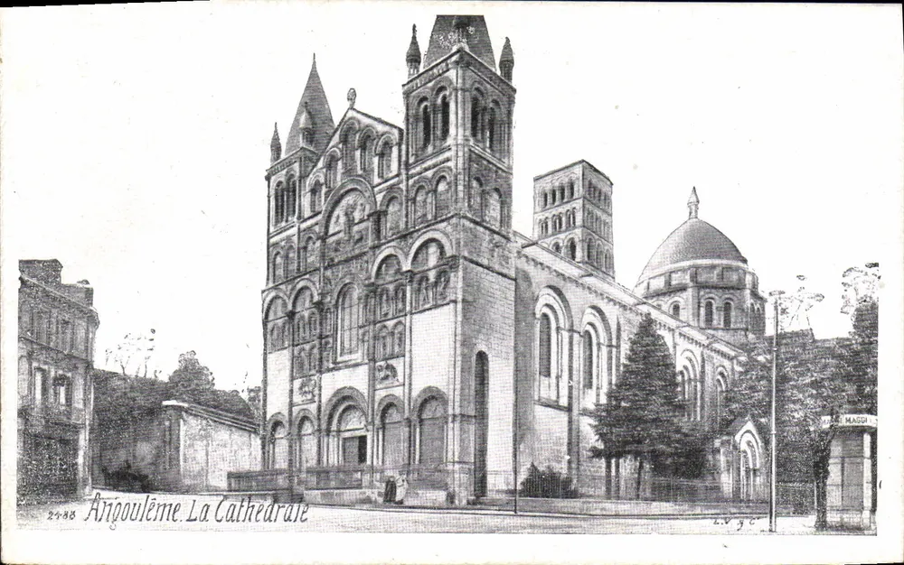 Angoulême. A Catedral — vista do edifício com seu campanário e cúpula — editor MASGUI, n° 2388 - Frente