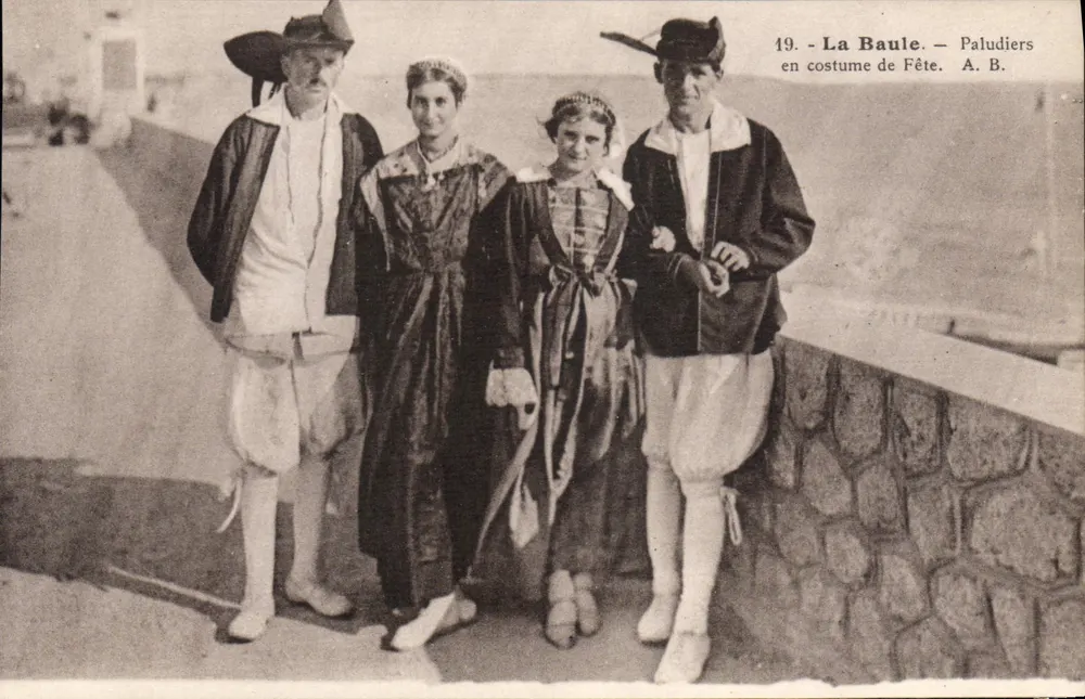 La Baule — Menschen im Festkleid — A. B. - Vorderseite