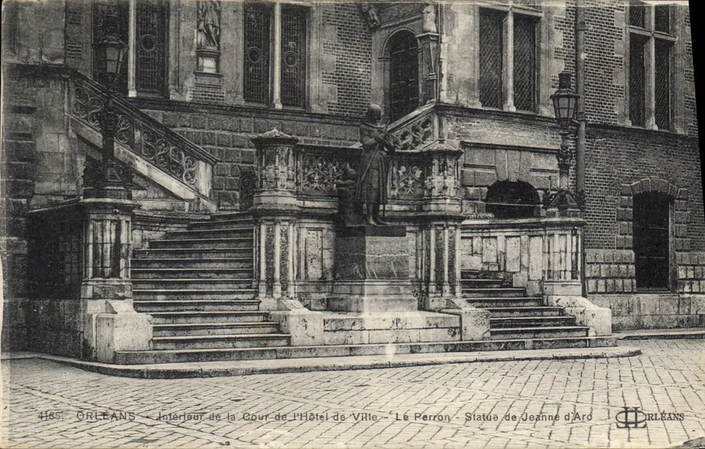 Orléans — Innenansicht des Hofes des Rathauses — Die Treppe — Statue der Jeanne d'Arc - Vorderseite