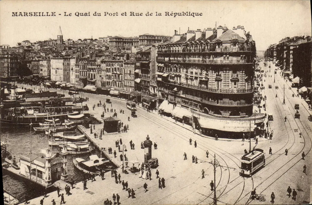 Marseille - Der Hafenkai und die Rue de la République — Panoramablick mit Hafenkai, Booten und Straßenbahn - Vorderseite