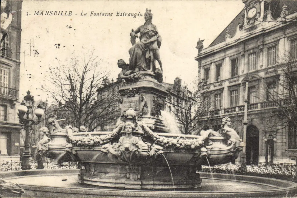 Marselha - A Fontaine Estrangin — vista da fonte com estátua central e edifícios circundantes - Frente