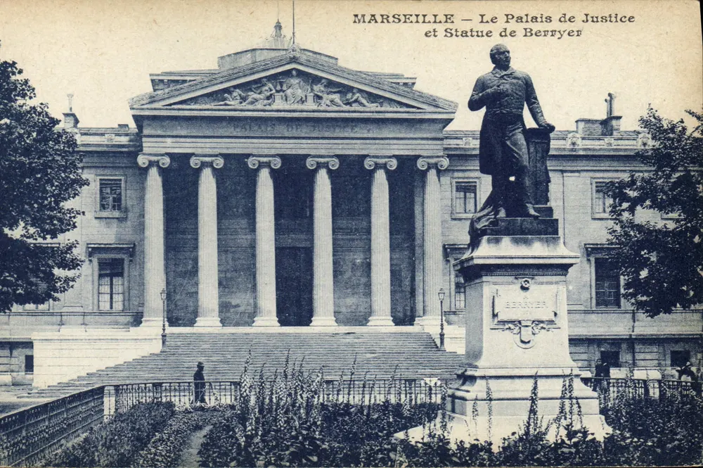 Marseille — Das Palast der Justiz und Statue von Berryer - Vorderseite
