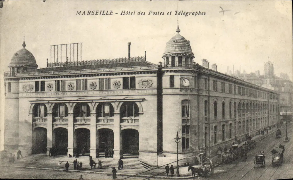 Marseille - Hotel das Correios e Telégrafos — vista do edifício com carruagens e pedestres - Frente