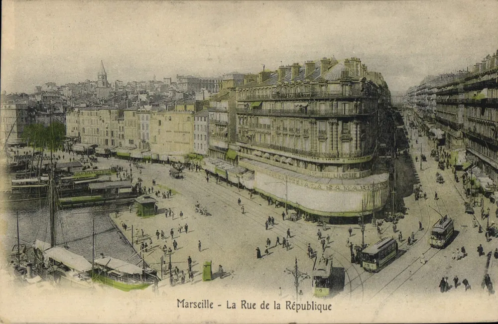 Marseille - A Rue de la République — vista panorâmica com trem e cais — editor não visível - Frente