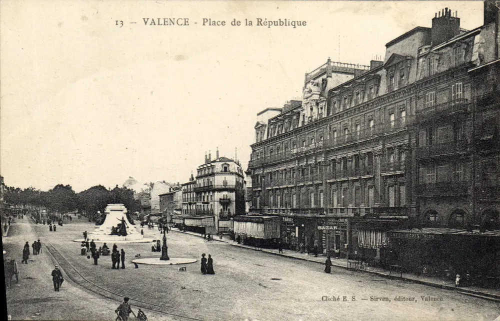 Valência - Praça da República — vista da praça com monumento central e edifícios — Cliché E. S. — Sirven, editor, Valência - Frente