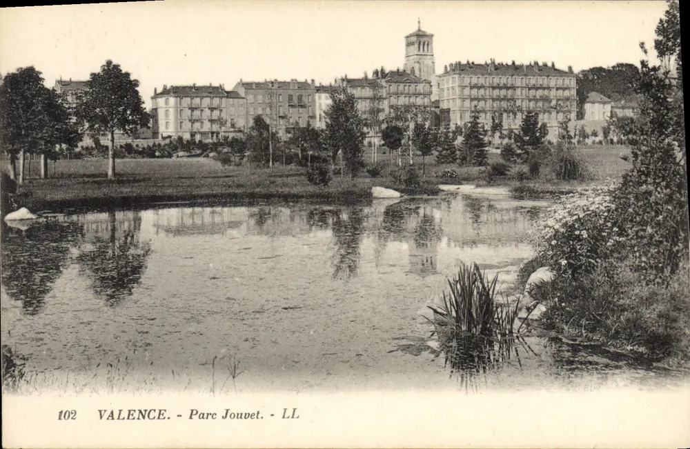 Valence - Parc Jouvet — vista do lago com reflexos dos edifícios e da torre — LL, n° 102 - Frente